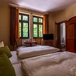 Badehaus & Restaurant מלון 3*